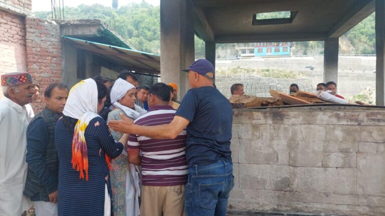 माता को मुखाग्नि देकर अंतिम इच्छा को किया पूरा