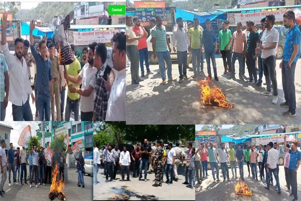 तूल पकड़ रहा पेपर लीक मामला: युकां का उग्र प्रदर्शन, फूंका सीएम और डीजीपी का पुतला