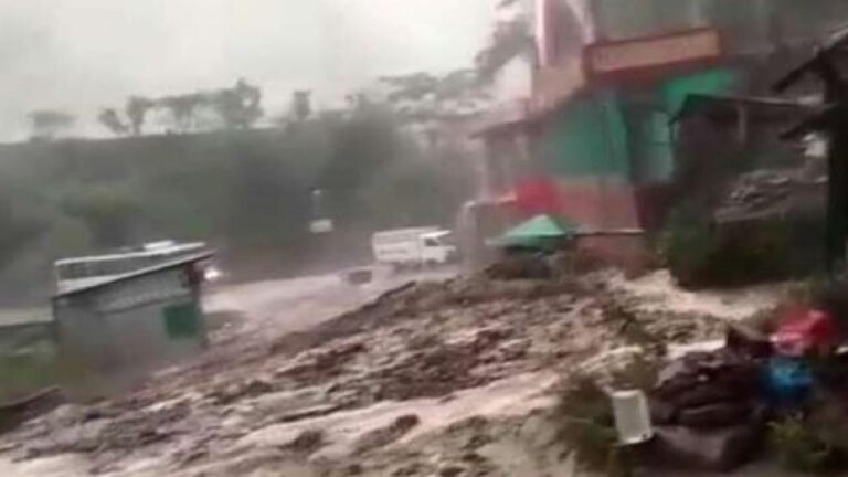 चंबा में भारी बारिश...... सड़कों पर भर गया पानी .....