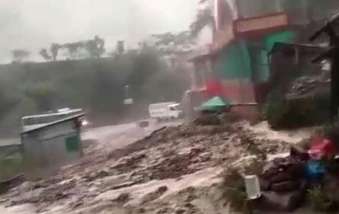 चंबा में भारी बारिश...... सड़कों पर भर गया पानी .....