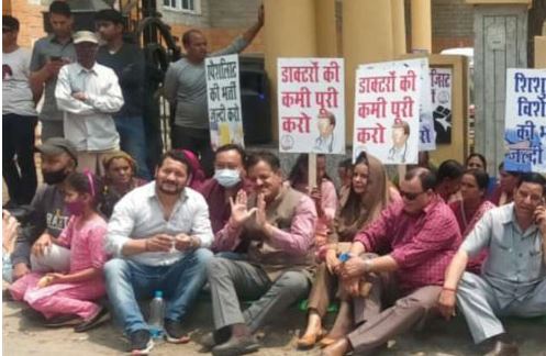 कुल्‍लू अस्‍पताल में चिकित्‍सकों की कमी, विधायक सुंदर सिंह ठाकुर ग्रामीणों सहित धरने पर बैठे