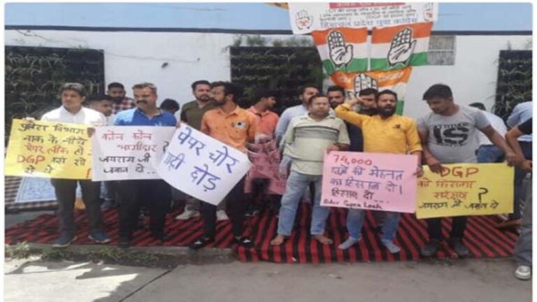 हमीरपुर में यूथ कांग्रेस ने डीसी ऑफिस के बाहर फूंका CM का पुतला, पुलिस से भी हुई झड़प