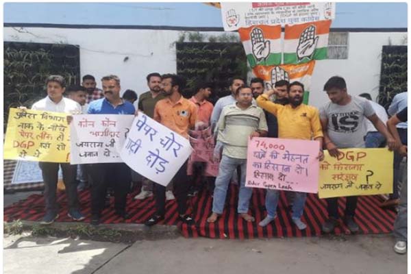 हमीरपुर में यूथ कांग्रेस ने डीसी ऑफिस के बाहर फूंका CM का पुतला, पुलिस से भी हुई झड़प