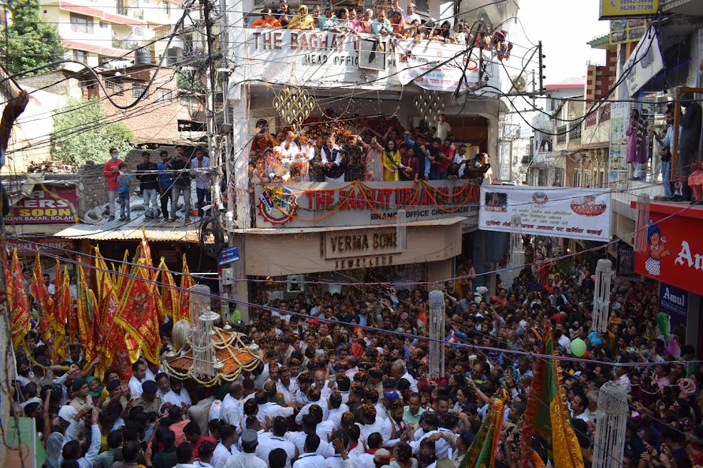 डाॅ. सैजल ने किया राज्य स्तरीय शूलिनी मेले का विधिवत शुभारम्भ सोलन की अधिष्ठात्री देवी मां शूलिनी में अपार श्रद्धा एवं विश्वास का प्रतीक तीन दिवसीय राज्य स्तरीय शूलिनी मेला आज सोलन में हर्षोल्लास व धूमधाम के साथ आरम्भ हुआ। मेले में पारम्परिक एवं रंग-बिरंगे परिधानों में सैंकड़ों लोग प्रसिद्ध मां शूलिनी मन्दिर में एकत्र हुए और मंगलमयी शोभायात्रा में भाग लिया। स्वास्थ्य एवं परिवार कल्याण तथा आयुष मन्त्री डाॅ. राजीव सैजल ने पुरानी कचहरी में मां शूलिनी की सुसज्जित पालकी की प्रदेशवासियों एवं जिलावासियों की ओर से अगुवाई की। उन्होंने पवित्र शोभायात्रा में भी भाग लिया। उन्होंने बघाट शहरी सहकारी बैंक से मां की पवित्र पालकी पर पुष्प वर्षा की। इस अवसर पर सोलन शहर के विभिन्न स्थानों पर तीन दिनों तक भण्डारे भी आयोजित किए जाते हैं। सांस्कृति कार्यक्रमों के अतिरिक्त बैडमिंटन, वाॅलीबाल, कुश्ती प्रतियोगिताएं मेले के अन्य मुख्य आकर्षण होंगे। नाहन के विधायक डाॅ. राजीव बिन्दल, सोलन के विधायक डाॅ. कर्नल धनीराम शांडिल, नगर निगम सोलन की मेयर पूनम ग्रोवर, प्रदेश खादी बोर्ड के उपाध्यक्ष पुरूषोत्तम गुलेरिया, प्रदेश पर्यटन विकास बोर्ड की उपाध्यक्ष रशिमधर सूद, एपीएमसी सोलन के अध्यक्ष संजीव कश्यप, प्रदेश भाजपा कार्यकारिणी समिति के सदस्य डाॅ. राजेश कश्यप, बघाट बैंक के पूर्व अध्यक्ष पवन गुप्ता, भाजपा तथा भाजयुमो के वरिष्ठ पदाधिकारी, नगर निगम सोलन के उप मेयर राजीव कौड़ा, अन्य पार्षद, उपायुक्त सोलन कृतिका कुलहरी, पुलिस अधीक्षक वीरेन्द्र शर्मा, अतिरिक्त उपायुक्त ज़फ़र इकबाल, नगर निगम सोलन के आयुक्त राजीव कुमार, अतिरिक्त पुलिस अधीक्षक अशोक वर्मा, उपमण्डलाधिाकरी सोलन विवेक शर्मा, सहायक आयुक्त संजय स्वरूप, मां शूलिनी माता मन्दिर न्यास व शोभा यात्रा समिति के पदाधिकारी, सदस्य, नव युवक संगठन सोलन के अजय बंसल, अन्य पदाधिकारी, मेला समिति के अन्य सदस्य, वरिष्ठ अधिकारी, कर्मचारी एवं बड़ी संख्या में शहरवासी इस अवसर पर उपस्थित थे।