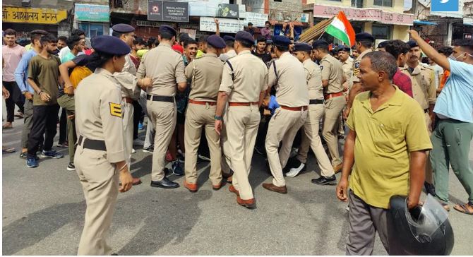 अग्निपथ योजना: हिमाचल के युवाओं में रोष, प्रदर्शन औऱ हंगामा, पुलिस और युवाओं में धक्कामुक्की