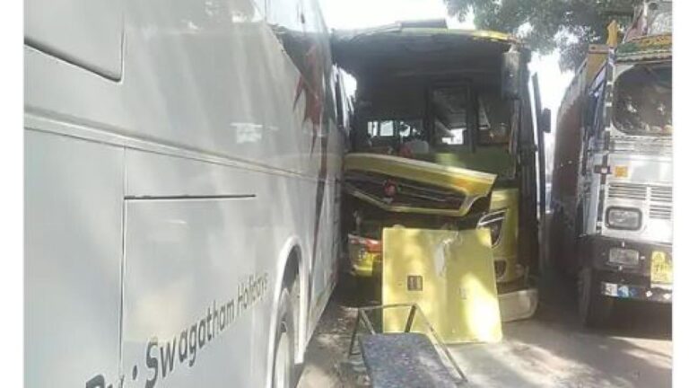 बिलासपुर में 2 वोल्वो बसों की भिड़ंत, दोनों बसों के चालक गंभीर रूप से घायल