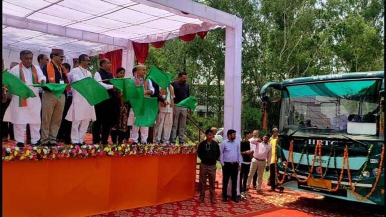 मुख्यमंत्री ने हिमाचल पथ परिवहन निगम की बसों के नए बेड़े को हरी झंडी दिखाकर किया रवाना