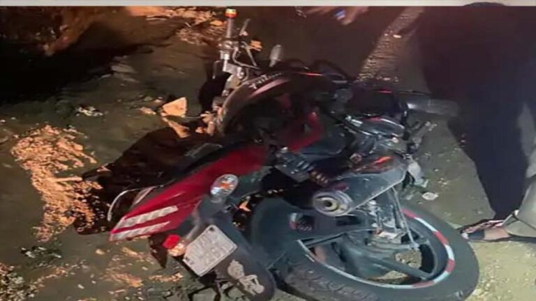 अनियंत्रित होकर खाई में गिरी बाइक, हादसे में 2 युवकों की मौत