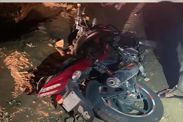 अनियंत्रित होकर खाई में गिरी बाइक, हादसे में 2 युवकों की मौत