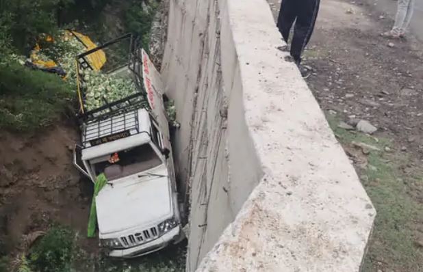 कुल्लू: सड़क से नीचे गिरी गोभी लदी पिकअप, चालक सहित दो लोग गंभीर घायल