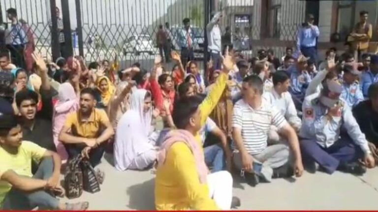 बिलासपुर AIIMS के बाहर ग्रामीणों का प्रदर्शन, स्थानीय लोगों को रोजगार देने का वादा निकला झूठा