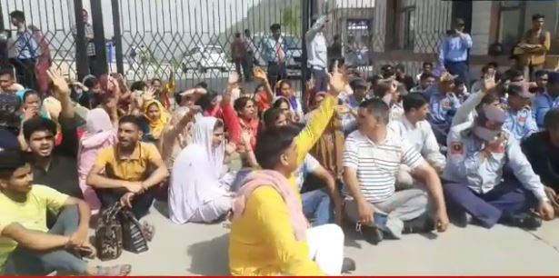 बिलासपुर AIIMS के बाहर ग्रामीणों का प्रदर्शन, स्थानीय लोगों को रोजगार देने का वादा निकला झूठा