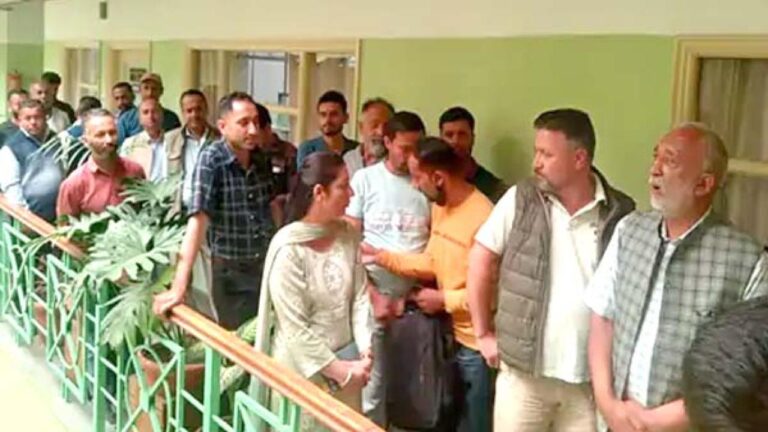 जेई के तबादले पर भड़के लोगों का माकपा विधायक के नेतृत्व में PWD मुख्यालय शिमला के बाहर प्रदर्शन