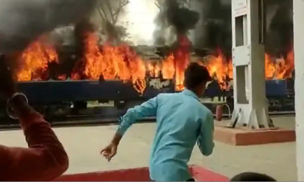 अग्निपथ भर्ती स्कीम : सड़कें जाम...रेल ट्रेक पर बवाल, बिहार में 22 ट्रेन कैंसल, देखें लिस्ट