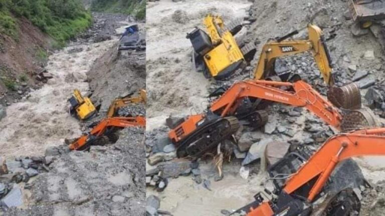 सेरी नाला में आई बाढ़ के मलबे में 5 मशीने व 3 ट्रैक्टर मलबे के नीचे दबे