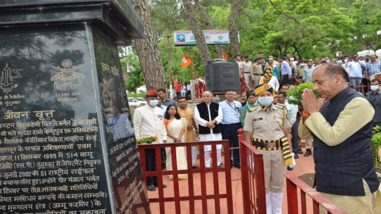 हमीरपुर में 70 लाख से बनाया जाएगा शहीद पार्क, मुख्‍यमंत्री ने सम्‍मानित किए सैनिक परिवार