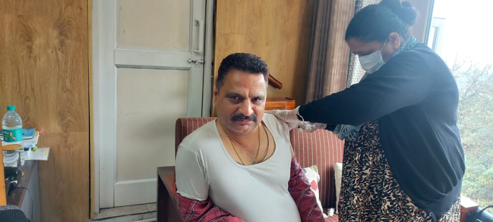 निदेशक परिवहन कार्यालय में 60 कर्मचारियों और अन्य लोगों को लगी कोरोना बूस्टर डोज़