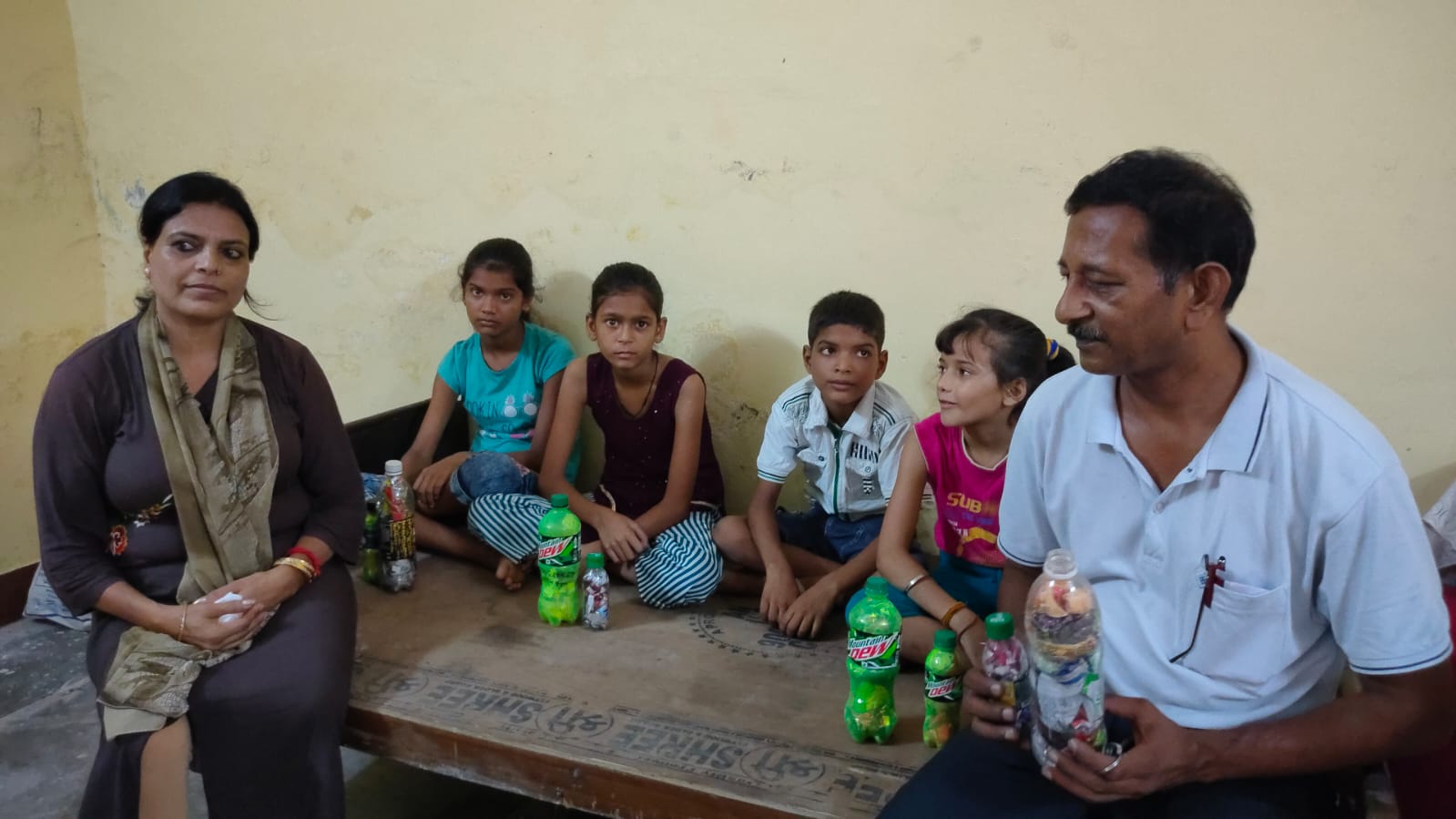 मेरा गांव मेरा देश एक सहारा संस्था की मुहिम, प्लास्टिक की बोतल में पालिथीन स्क्रैप भर कर बनाई जा रही है पॉली ब्रिक्स