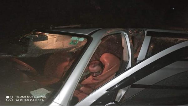 श्रीखंड यात्रा से लौट रहे सोलन के श्रद्धालुओं की कार पर गिरी चट्टान, एक की मौत, तीन अन्य घायल,