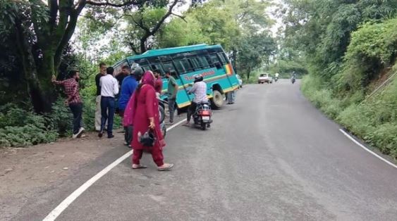 हमीरपुर : स्टेयरिंग फ्री होने से सड़क से लुढ़क कर पेड़ से अटकी बस, बाल-बाल बचे यात्री