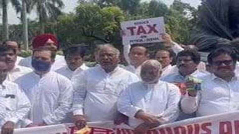 मानसून सत्र: संसद में आज भी GST पर हंगामा, दूध-दही का कटआउट लेकर पहुंचे सांसद