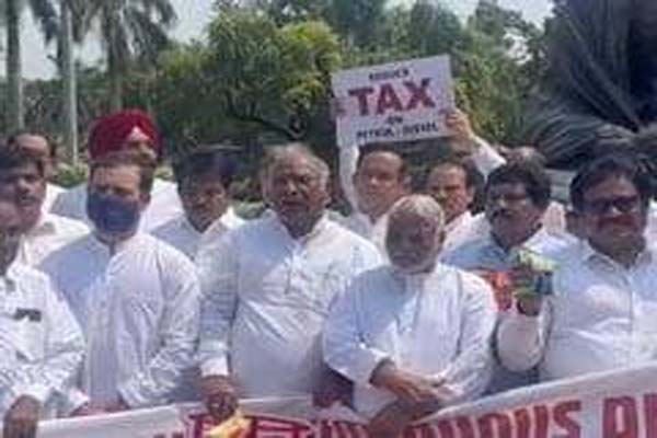 मानसून सत्र: संसद में आज भी GST पर हंगामा, दूध-दही का कटआउट लेकर पहुंचे सांसद