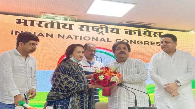 ठियोग से पूर्व भाजपा विधायक राकेश वर्मा की पत्नी इंदु वर्मा थामा कांग्रेस का हाथ