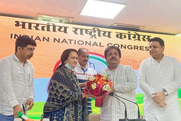 ठियोग से पूर्व भाजपा विधायक राकेश वर्मा की पत्नी इंदु वर्मा थामा कांग्रेस का हाथ