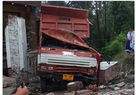 मंडी: टक्कर लगने के बाद टिप्पर पर गिरा गेट , 3 लोगों की मौत