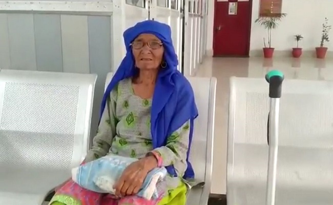 हमीरपुर: बेटे और बहू की प्रताड़ना से तंग आकर मदद के लिए उपायुक्त कार्यालय पहुंची बुजुर्ग महिला