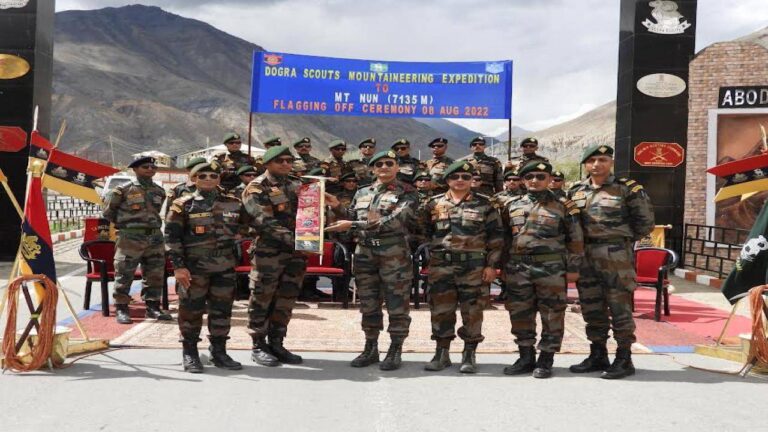 डोगरा स्काउट्स पर्वतारोहण अभियान में प्रथम अन्वेषक, मार्ग निर्माता के रूप में माऊंट नून 7135 पर्वत के लिए एक्सपीडिशन 8 अगस्त को समदो रवाना हुई। यह जम्मू कश्मीर के जांस्कर पर्वत श्रेणी में है। पर्वत रोही मेजर अनमोल शर्मा के नेतृत्व में दो सैन्य अधिकारी, दो कनिष्ठ अधिकारी और 24 टैंग रोर सद्स्योंक दल इस अभियान में शामिल है। जिससे कई पर्वतारोही भी शामिल है । इस दल में कई सदस्यों ने 7000 तक के एक्सपीडिशन में हिस्सा लिया हुआ है। यह दल पांच शिवरों में रह कर नून पर्वत को फतह करेगा। और 13 से 17 सितंबर 2022 के बीच मे। तिरंगा लहराएंगे। इस अभियान का फ़्लैग सूर्या कमांड ट्राई पीक ब्रिगेड के कमांडर के द्वारा हरी झंडी दी गई।