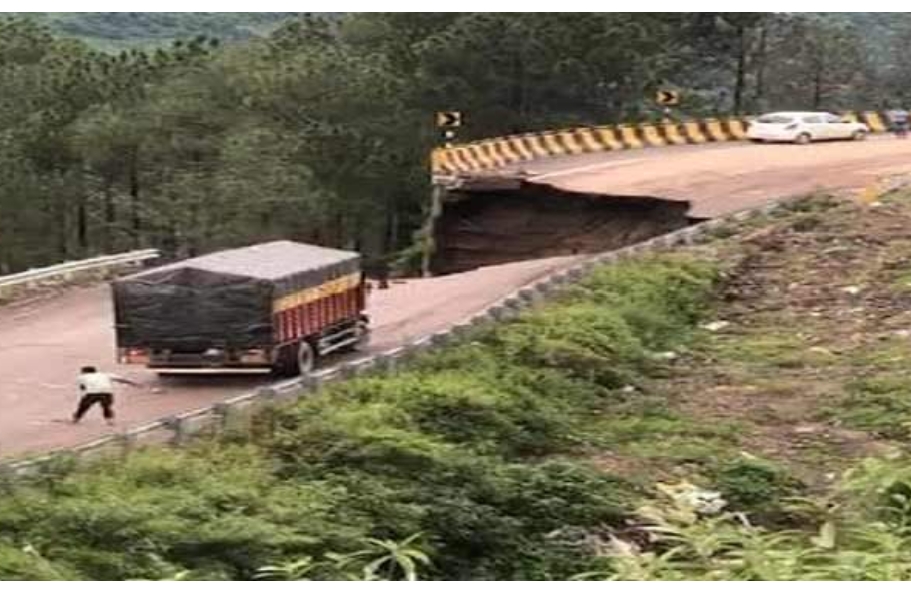 सोलन,11 अगस्त : शिमला -कालका फोरलेन पर शमलेच के नजदीक टनल के फ्लाईओवर के प्रवेश स्थल से कुछ मीटर पहले डंगा धंसने की खबर है। हादसे के समय हाईवे पर से दो कारें भी गुजर रही थी। कार में सवार लोगों को चोटे आने की भी सूचना है।  हालांकि सिंगल लेन पर ट्रैफिक को बहाल किया जा रहा है। प्रत्यक्षदर्शी ने बताया कि अचानक ही डंगा धंसना शुरू हो गया। इसी फ्लाईओवर के बाद ट्रैफिक टनल में दाखिल होता है। फोरलेन बनाने वाली कंपनी की लचर कार्यप्रणाली पर भी सवाल उठने लगे है।    जानकारों का कहना है कि इस जगह पर  हाईवे पहले भी धंस गया था लेकिन फोरलेन बनाने वाली कंपनी द्वारा सिर्फ लीपापोती की जाती थी। उन्होंने बताया कि वीरवार को हाईवे पूरी तरह से बैठ गया है। गनीमत है कि कोई बड़ा हादसा नहीं हुआ है। बता दे कि फोरलेन का कार्य पूरा नहीं हुआ है लेकिन धंसने के आलावा कई जगहों पर दरारे भी नजर आने लगी है। गौरतलब है कि हाईवे पर जोखिम के संकेत बुधवार को भी मिलने शुरू हो गए थे, क्योंकि कई स्थानों पर हाईवे धंसने लगा था। 
