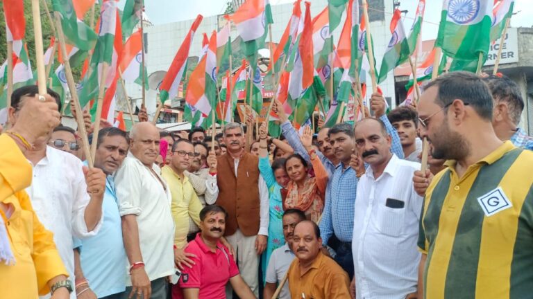 ब्लॉक कांग्रेस ज्वालामुखी ने संजय रतन की अगुवाई में ज्वालामुखी में निकाली तिरंगा यात्रा