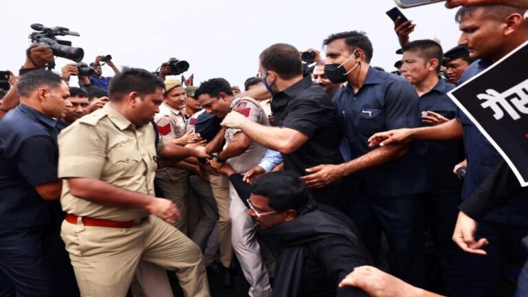 काले कपड़ों में कांग्रेस का प्रदर्शन, राहुल गांधी समेत कई नेताओं को दिल्ली पुलिस ने हिरासत में लिया