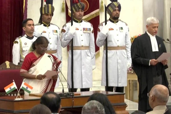 49वें चीफ जस्टिस ऑफ इंडिया बने जस्टिस यूयू ललित, राष्ट्रपति द्रौपदी मुर्मू ने दिलाई पद और गोपनीयता की शपथ