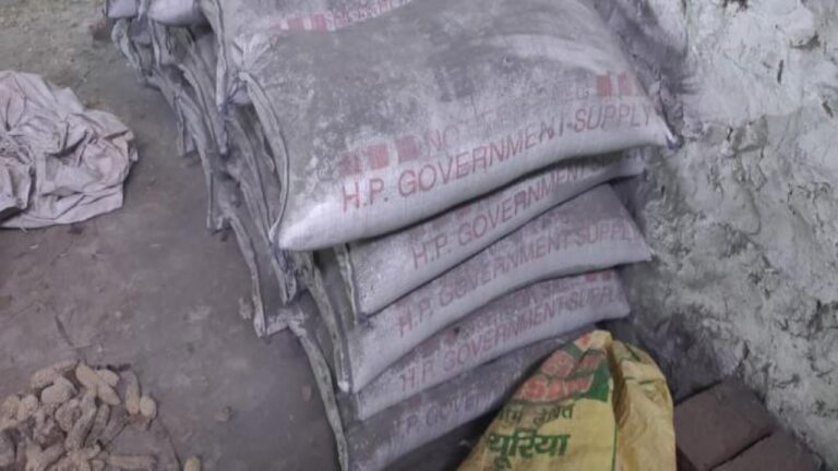 कोटबेजा में पंचायत प्रतिनिधियों ने ठिकाने लगा दिया पत्थर बना 25 बैग सीमेंट: पंचायत सचिव ने नहीं की मौके की जाँच