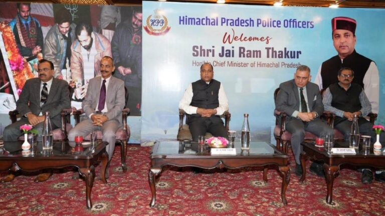 सीएम ने पुलिस अधिकारियों के वर्दी भत्ते में की वृद्धि की घोषणा,3675रु. से बढ़ाकर 15,000रु. किया