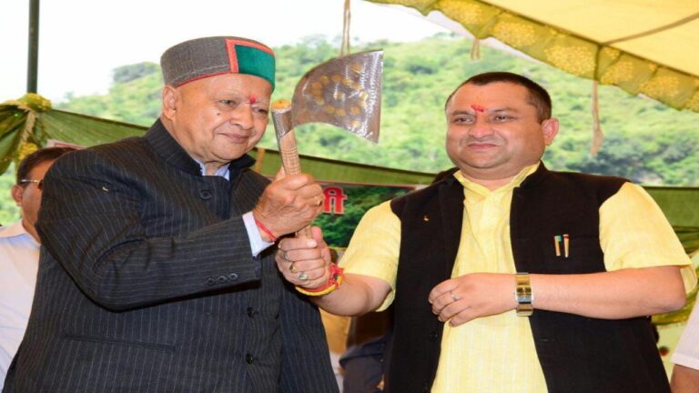 आप सभी को स्पष्ट करना चाहता हूँ कि में कांग्रेस पार्टी का सच्चा सिपाही हूँ और मरते दम तक कांग्रेस पार्टी में रहूँगा । मुझे गर्व है कि में उस रेणुका विधानसभा चुनाव क्षेत्र का प्रतिनिधित्व करता हूँ जिसका कभी हिमाचल निर्माता व प्रथम मुख्यमंत्री स्व०डॉ यशवंत सिंह परमार जी भी करते रहे तथा मेरे स्व० पिता जी पूर्व विधायक डॉ प्रेम सिंह जी ने 30 वर्षों तक 6 बार रेणुका विधानसभा क्षेत्र की सेवा की है और वह आजीवन कांग्रेस पार्टी में रहे । उन्होंने हमेशा हमें यही सीख दी है कि हर अच्छी या बुरी स्थिति में अजीवन कांग्रेस पार्टी में रहना और में अपने पिता जी के द्वारा सिखाये गए आदर्श मूल्यों पर अडिग हूँ । में हिमाचल के दिलों के राजा स्व० वीरभद्र सिंह जी को अपना आदर्श व राजनीतिक गुरु मानता हूँ तथा उनके दिखाए मार्ग पर हर मुश्किल घड़ी में आजीवन कांग्रेस पार्टी के साथ चलता रहूँगा । में कांग्रेस पार्टी का समर्पित कार्यकर्ता हूं और आजीवन मरते दम तक कांग्रेस पार्टी के साथ रहूंगा ! हम कांग्रेस पार्टी के लिए अपने प्राणों को भी न्योछावर करने के लिए भी तैयार है । कुछ लोग झूठी अफवाहें फैलाकर मुझे बदनाम करने के लिए ओच्छी हरकतें करके गलत खबरों को फैला रहे है उनको सिरे से ख़ारिज करता हूँ ।