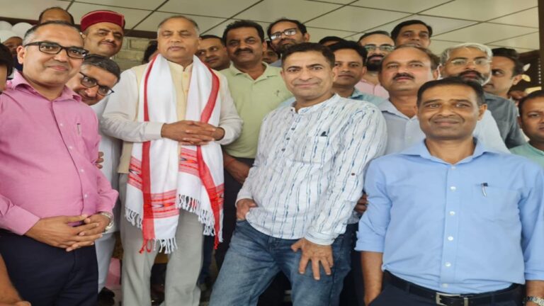 मुख्यमंत्री से मिलकर आयुर्वेदिक चिकित्सा अधिकारी संघ ने समान वेतनमान की रखी मांग