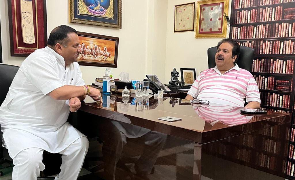 विधायक विनय कुमार ने दिल्ली में हिमाचल प्रभारी राजीव शुक्ला से की मुलाक़ात