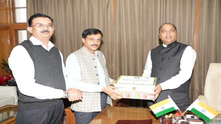 प्रदेश के 52 स्थलों से एकत्रित माटी मुख्यमंत्री को भेंट की