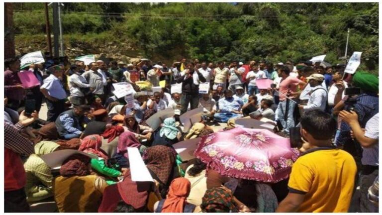 अदानी के प्रदेश में चल रहे तीन कोल्ड स्टोर्स की बागवानों ने की घेराबंदी, सरकार और अदानी ने खिलाफ की नारेबाजी