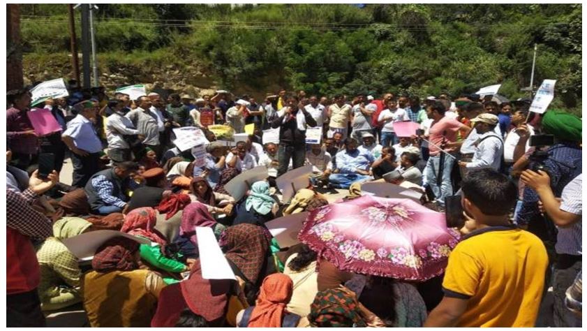 अदानी के प्रदेश में चल रहे तीन कोल्ड स्टोर्स की बागवानों ने की घेराबंदी, सरकार और अदानी ने खिलाफ की नारेबाजी
