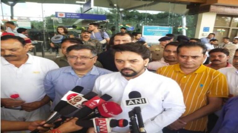 अनुराग का तंज: केजरीवाल सरकार का ध्‍यान सिर्फ शराब नीति पर मोहल्‍ला क्‍लीनिक में दवाएं भी नहीं