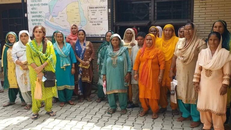 मनरेगा के तहत काम न मिलने से परेशान बतराहन के मनरेगा मजदूर पहुंचे फतेहपुर , दिया सांकेतिक धरना