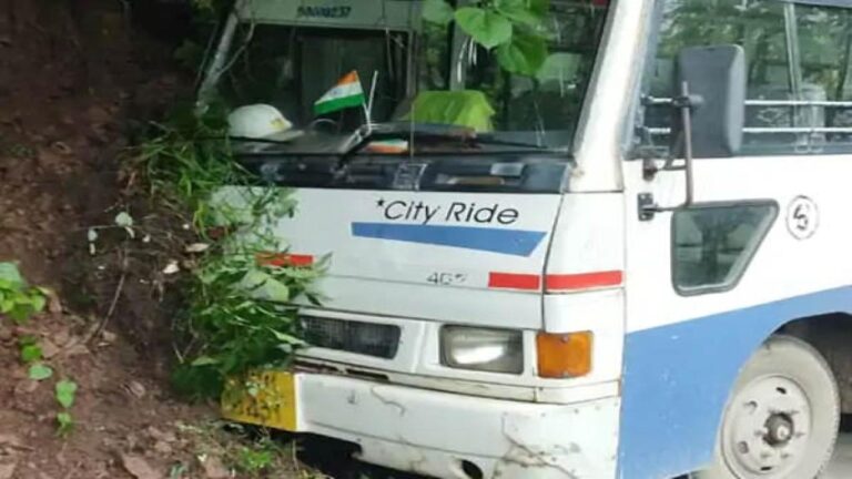 अर्की: मांगल के पास स्कूल बस पहाड़ी से टकराई, 24 बच्चों को आई चोटें