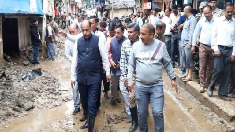 थुनाग में बाढ़ प्रभावितों से मिले मुख्यमंत्री जयराम, हर संभव सहायता का दिया आश्वासन