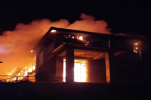 शिमला: कलबोग में भीषण अग्निकांड में सरकारी स्कूल का भवन जलकर राख