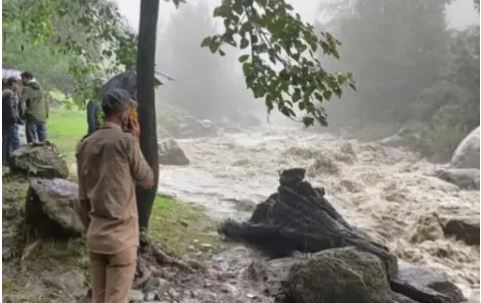 मनाली के सोलंग में अस्थायी पुल बहा, डूबने से दो लोगों की मौत