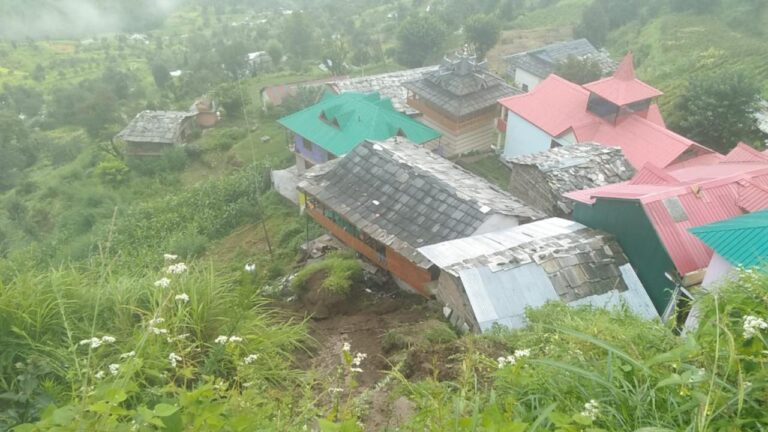 शैंशर के ग़रीब परिवार के घर में भूस्खलन से लाखों की क्षति; पूरे परिवार ने घर से बाहर निकलकर बचाई जान